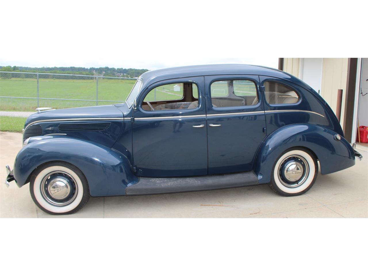 Ford-Deluxe-1938-Blue-Tan