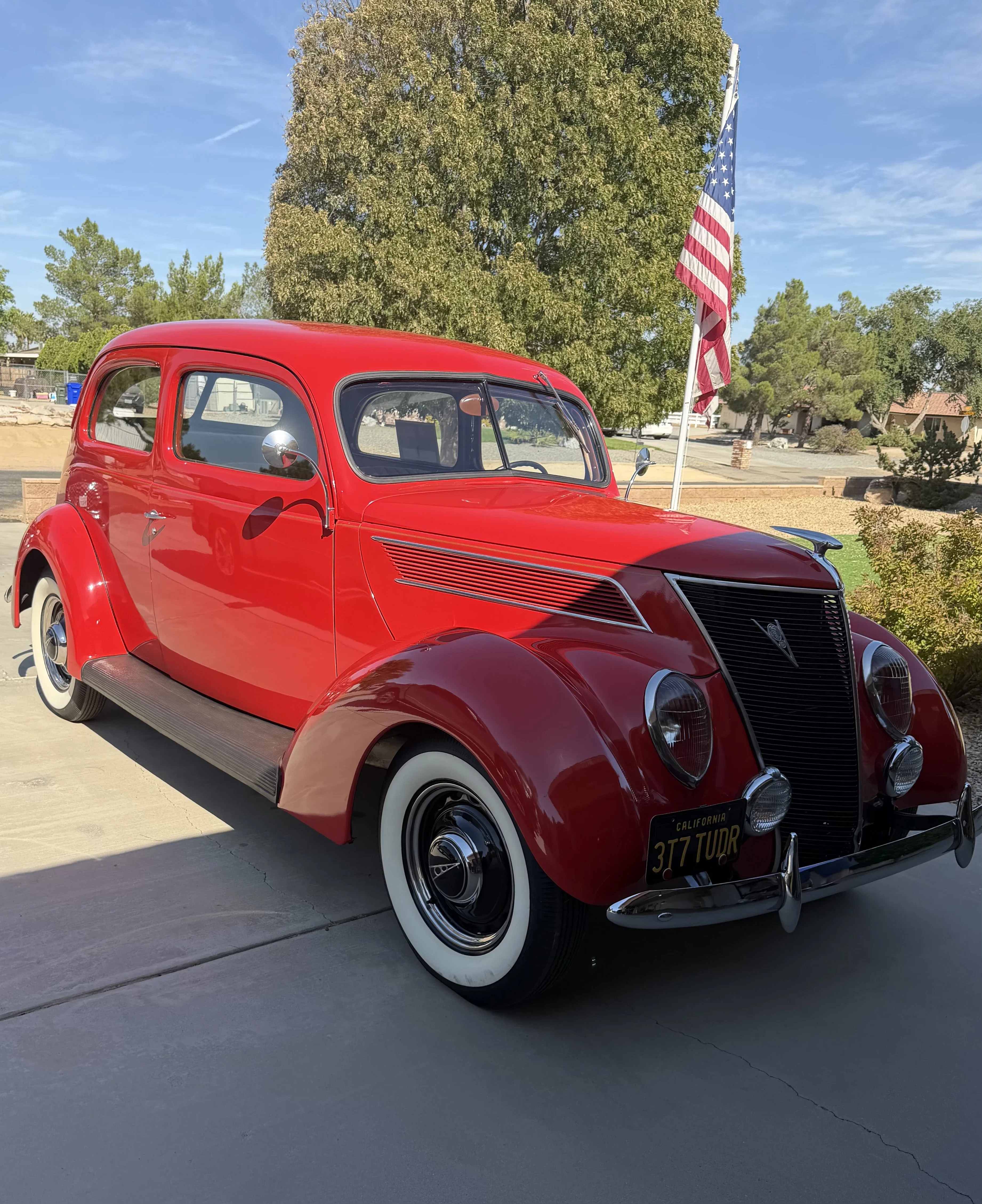 Ford-Deluxe-tudor-1937-Red-Tan