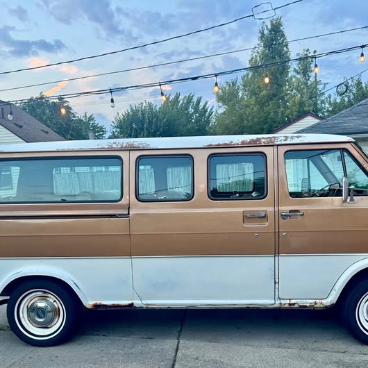 Ford-E-200-econoline-van-1972