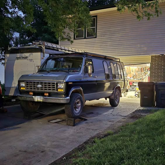 Ford-E-350-1983
