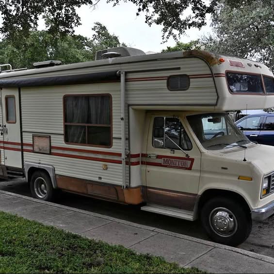 Ford-E-350-1985