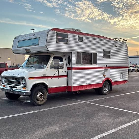 Ford-E-350-chateau-1976