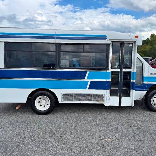 Ford-E350-15-passenger-bus-1995