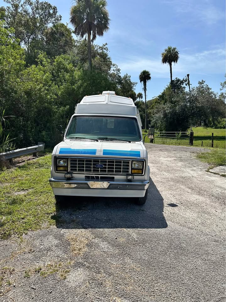 Ford-E350-class-b-1991