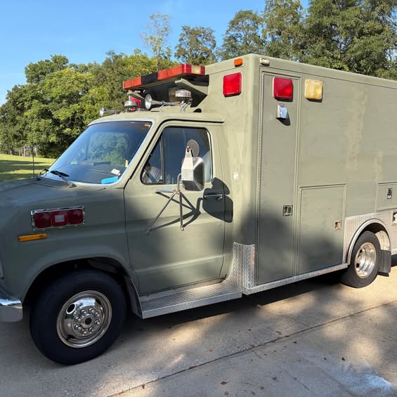 Ford-E350-customized-ambulance-1991