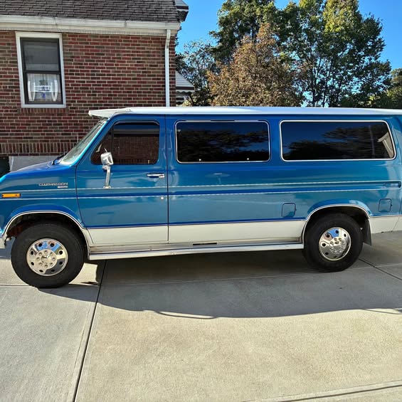 Ford-E350-extended-club-wagon-1988