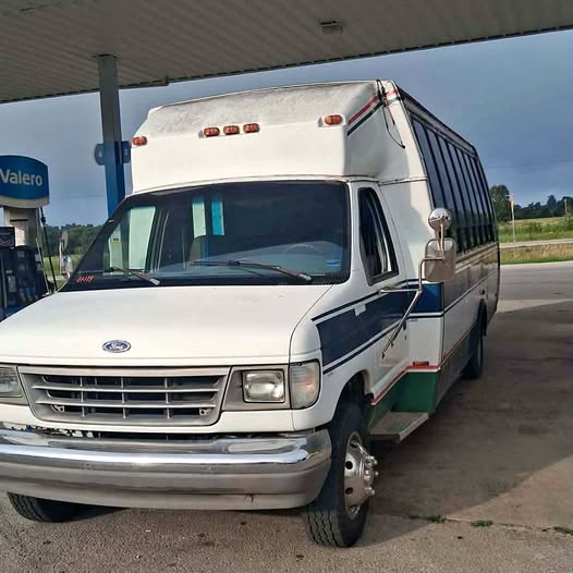 Ford-E350-shuttle-bus-1996