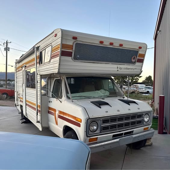 Ford-E350-van-1979