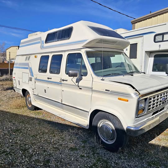 Ford-Econoline-1990