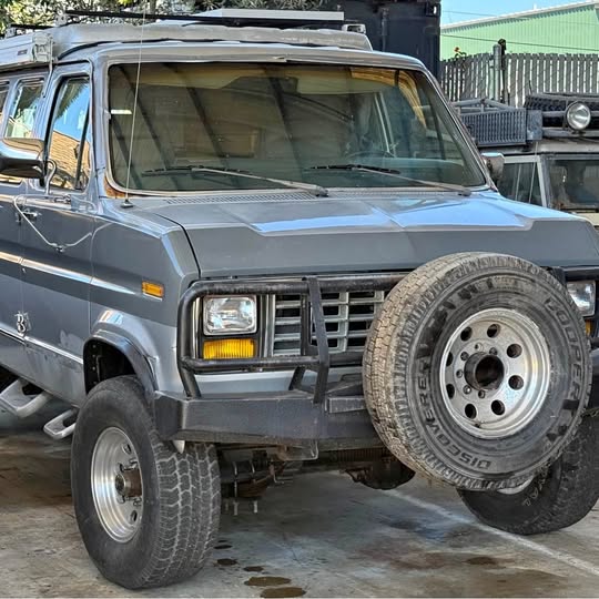 Ford-Econoline-4x4-sportsmobile-van-1991