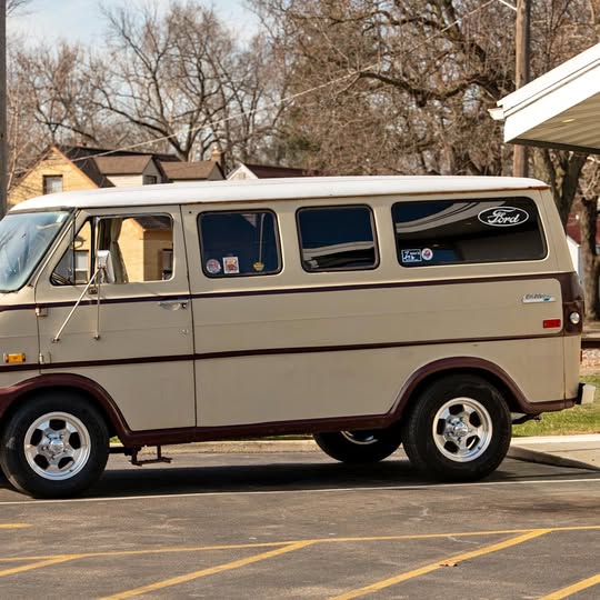 Ford-Econoline-e200-clubwagon-1972