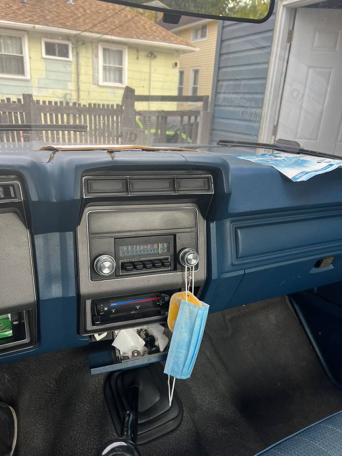 Ford-F-150-1984-Blue