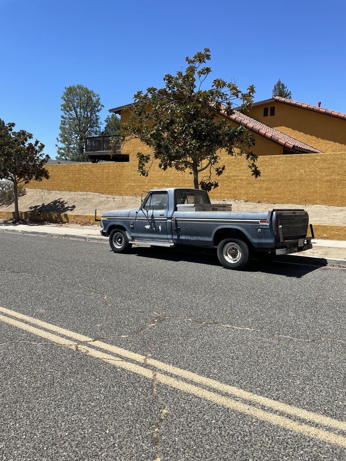 Ford-F-350-1973-Crew-Cab-Pickup-Blue