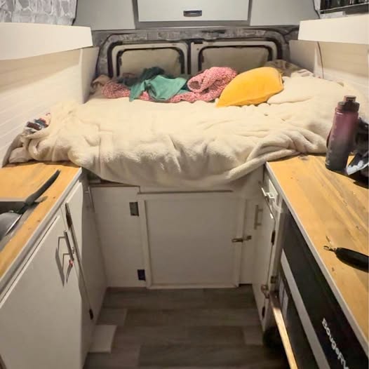 Ford-Ford-e-150-van-conversion-camper-1995