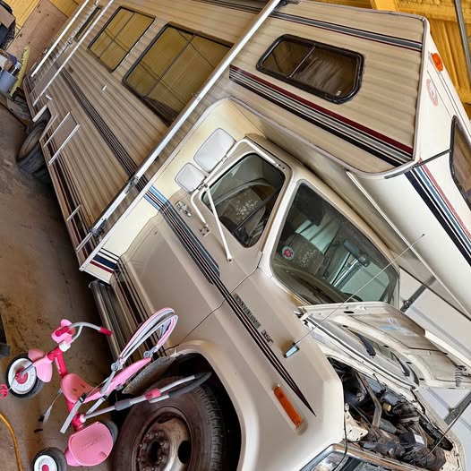 Ford-Gulf-econoline-coachman-rv-1988