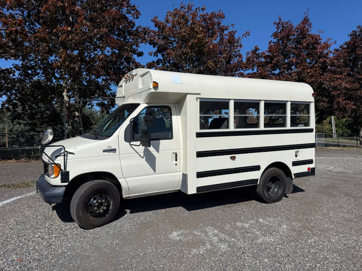 Ford-Mini-bus-1995-White