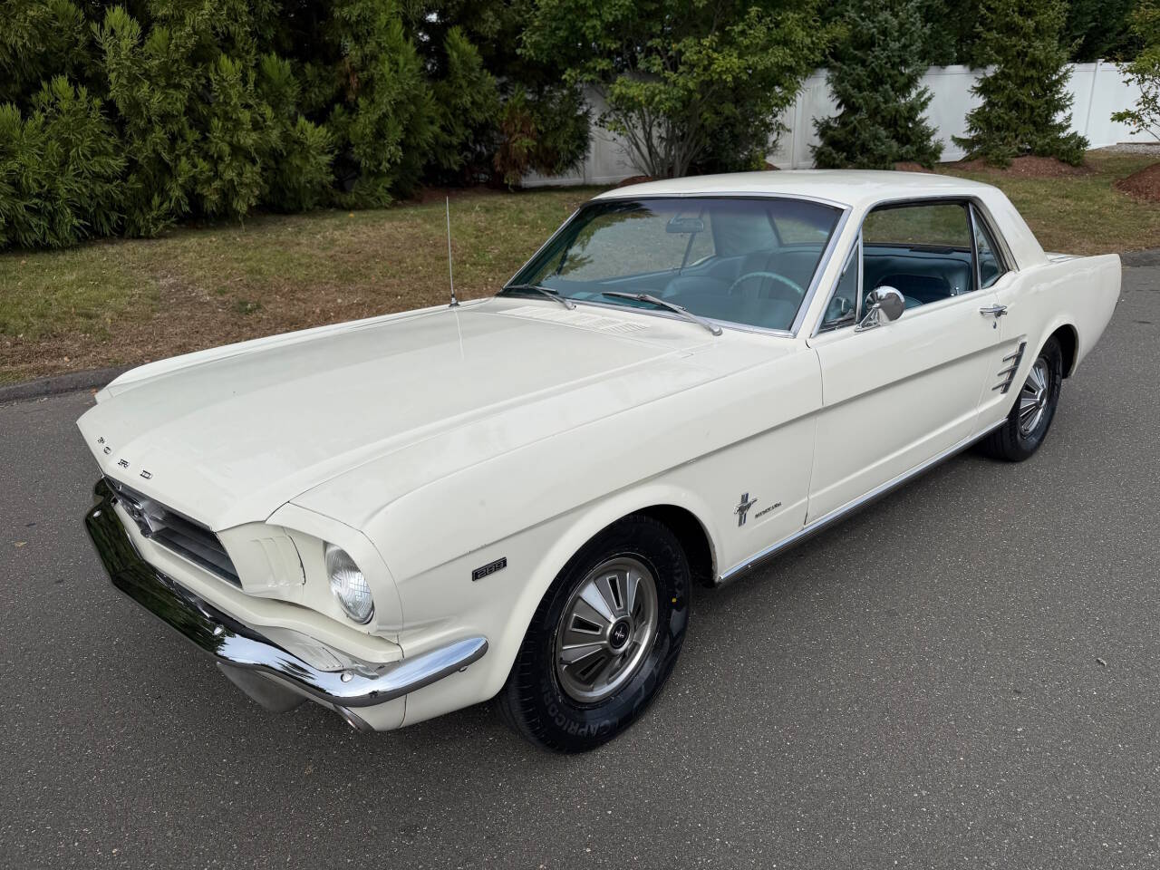 Ford-Mustang-1966-White-Blue