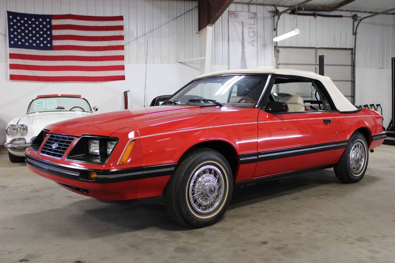 Ford-Mustang-1983-Red-White
