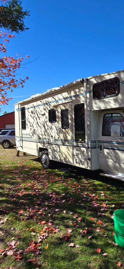 Ford-Shasta-1993-White