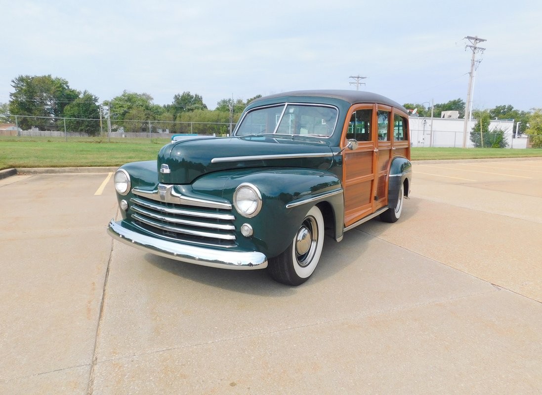 Ford-Super-Deluxe-Woody-Wagon-1948-Tan-leather