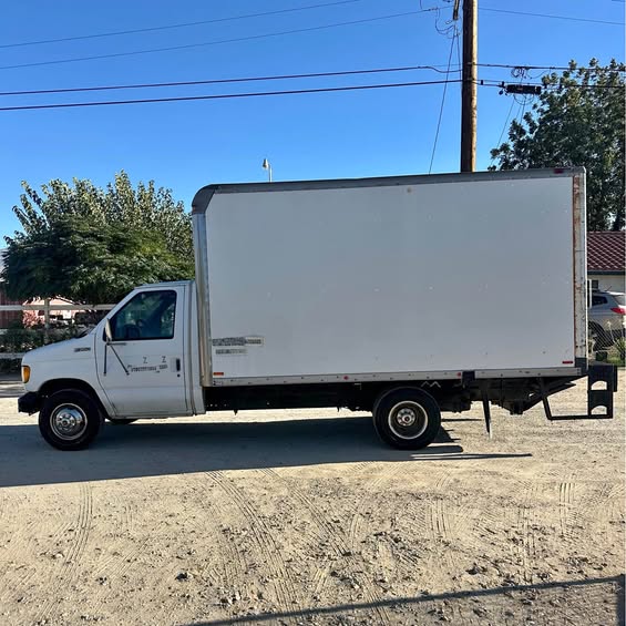 Ford-e-350-box-truck-Wlift-gate-1996