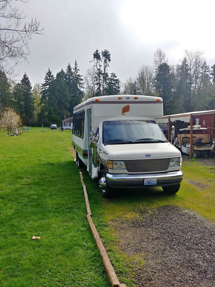 Ford-econoline-e350-Diamond-coach-shuttle-vip-2500-1-1995