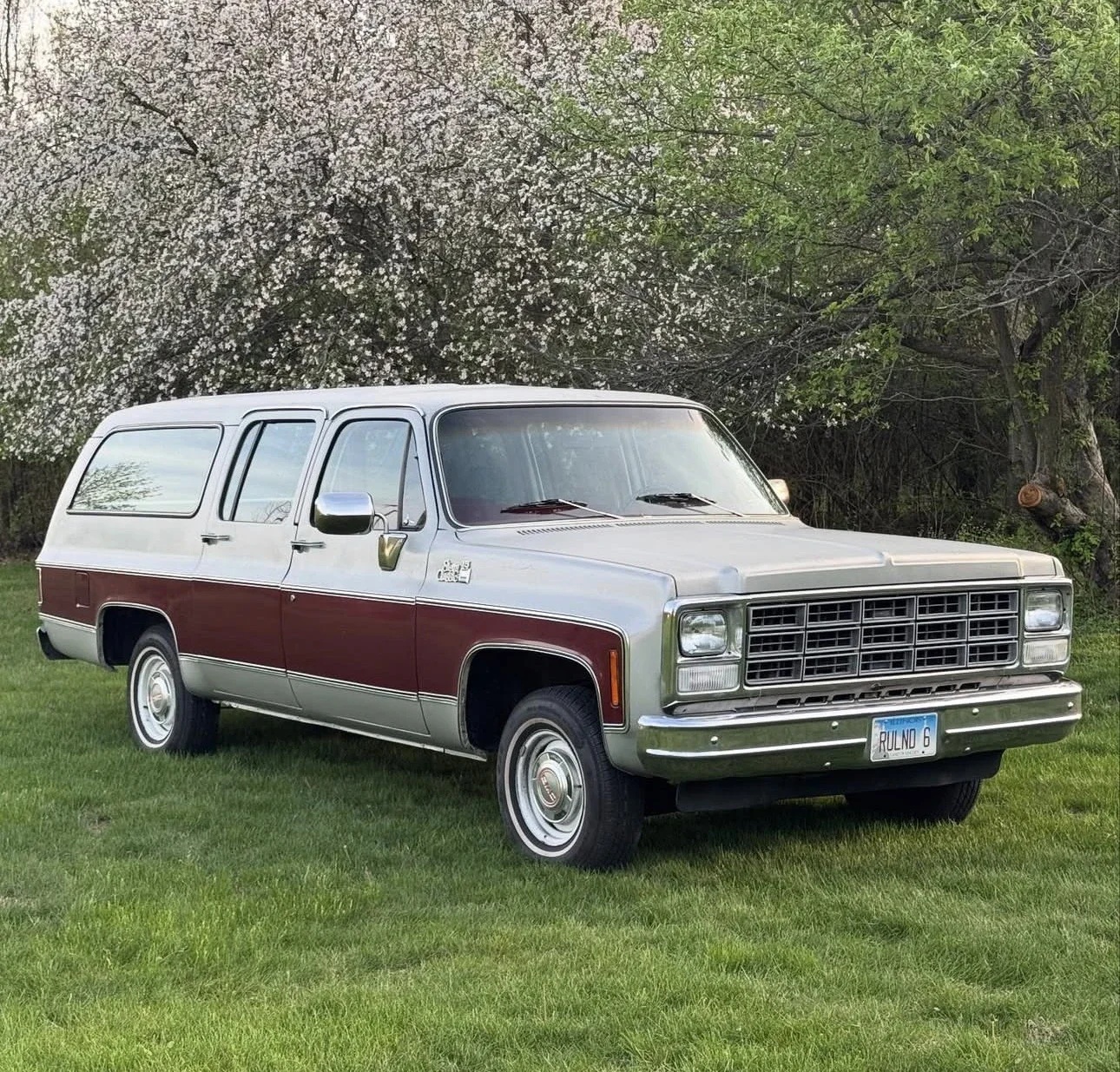 Gmc-Suburban-2wd-1980-Silver-Burgundy