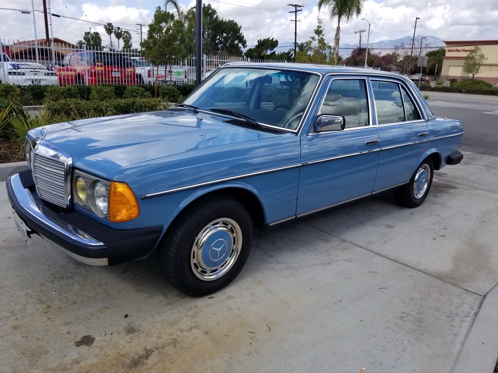 Mercedes-Benz-200-Series-1982-Sedan-Biege