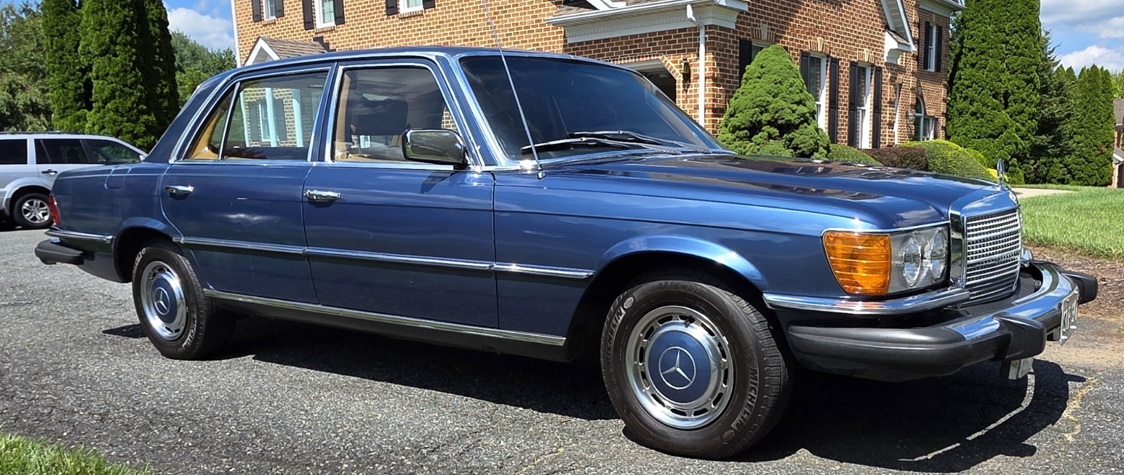 Mercedes-Benz-400-Series-1974-Sedan-Tan