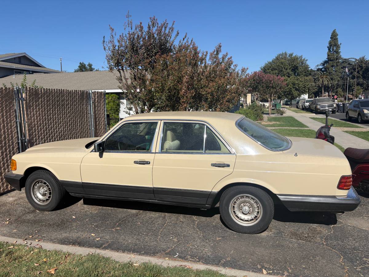 Mercedes-benz-300-sd-1981-Yellow