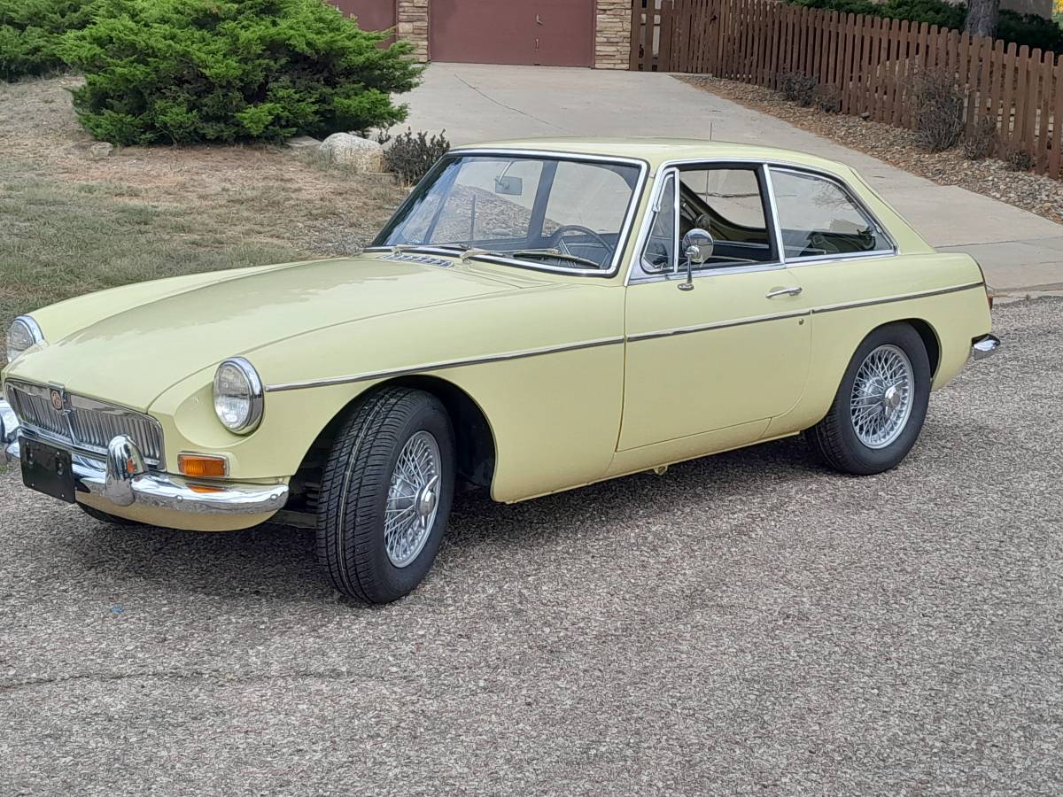 Mgb-gt-1967-Yellow