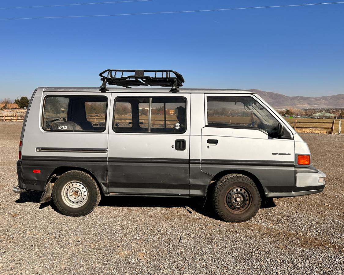 Mitsubishi-Delica-1987-Silver