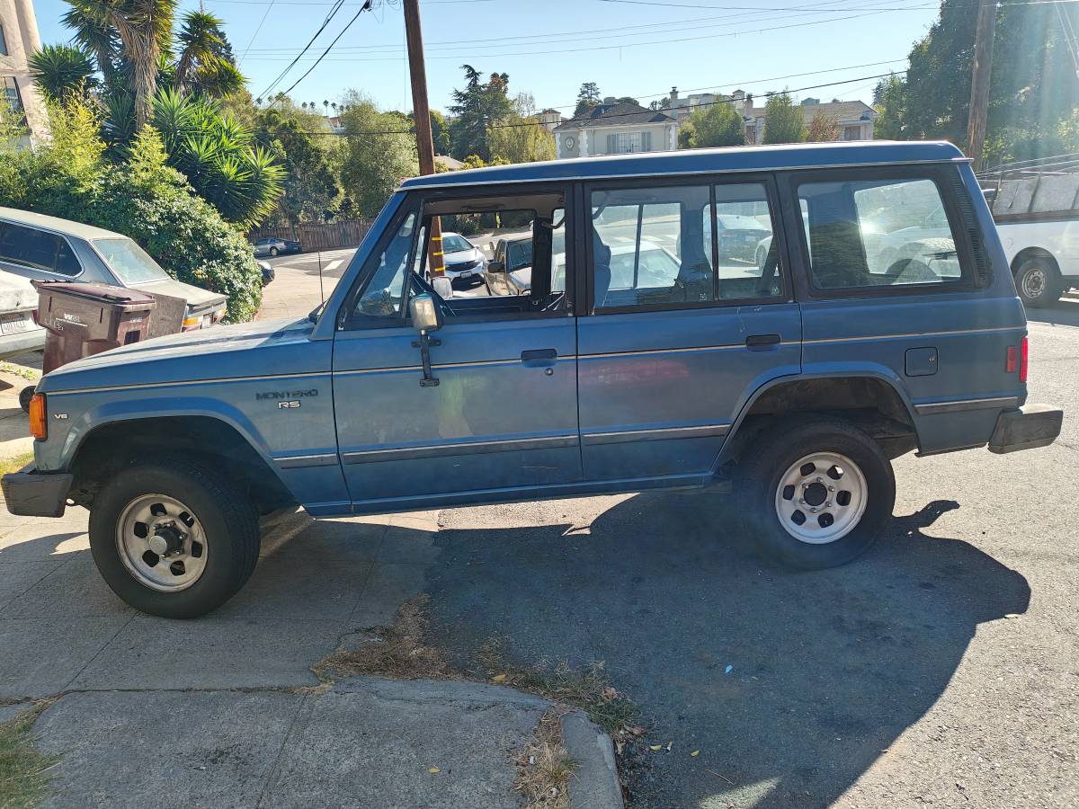 Mitsubishi-Montero-1990-Blue