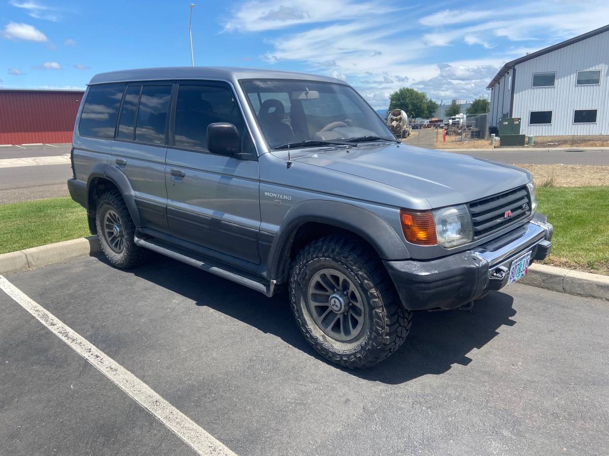 Mitsubishi-Montero-sr-1992-Silver