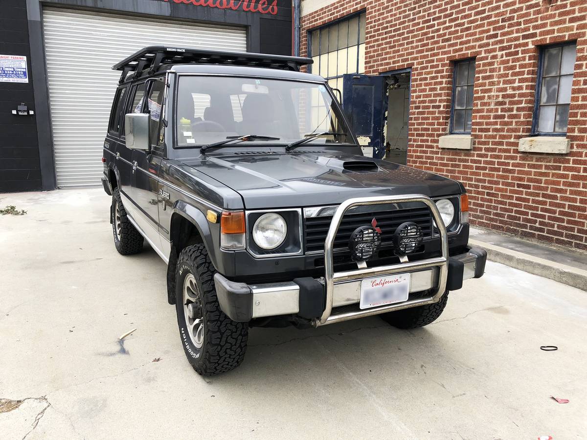 Mitsubishi-Pajero-1990-Gray