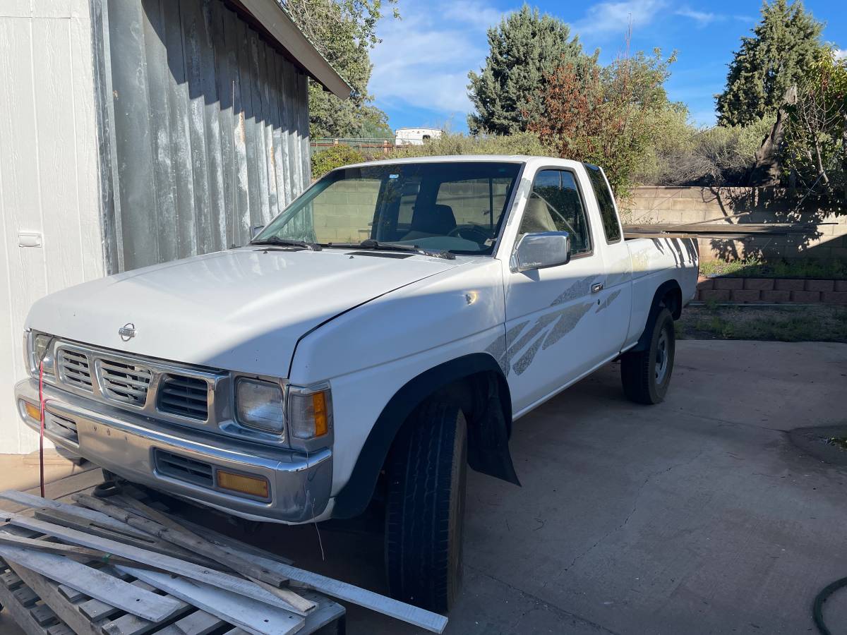 Nissan-Pickup-1995-White