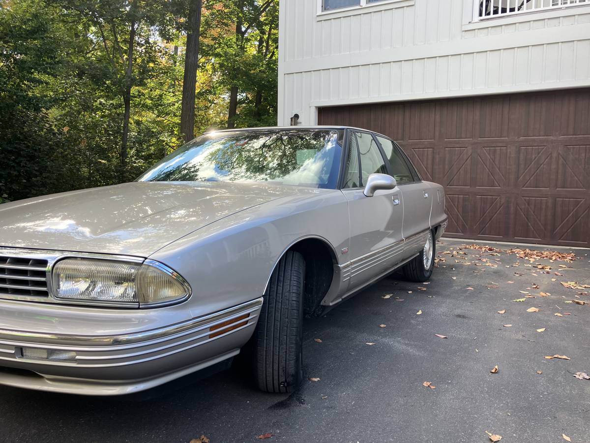 Oldsmobile-Ninety-eight-98-regency-elite-1996