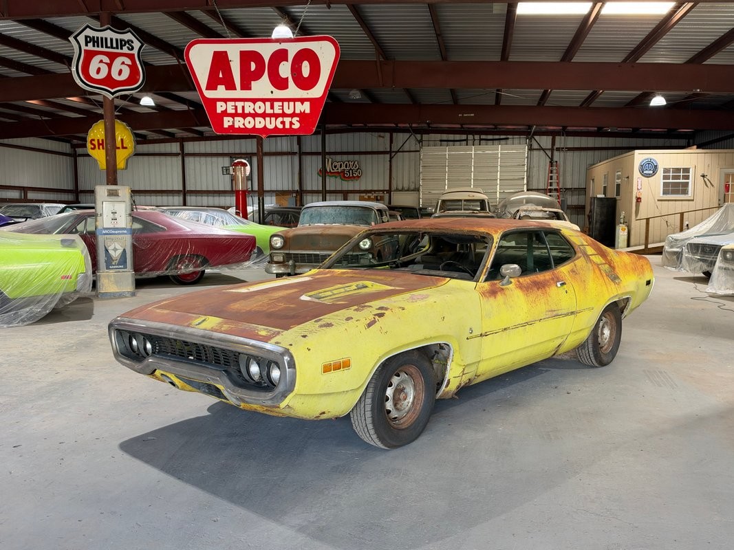 Plymouth-Road-Runner-1971-Black
