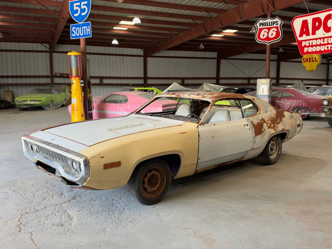 Plymouth-Road-Runner-1971-White