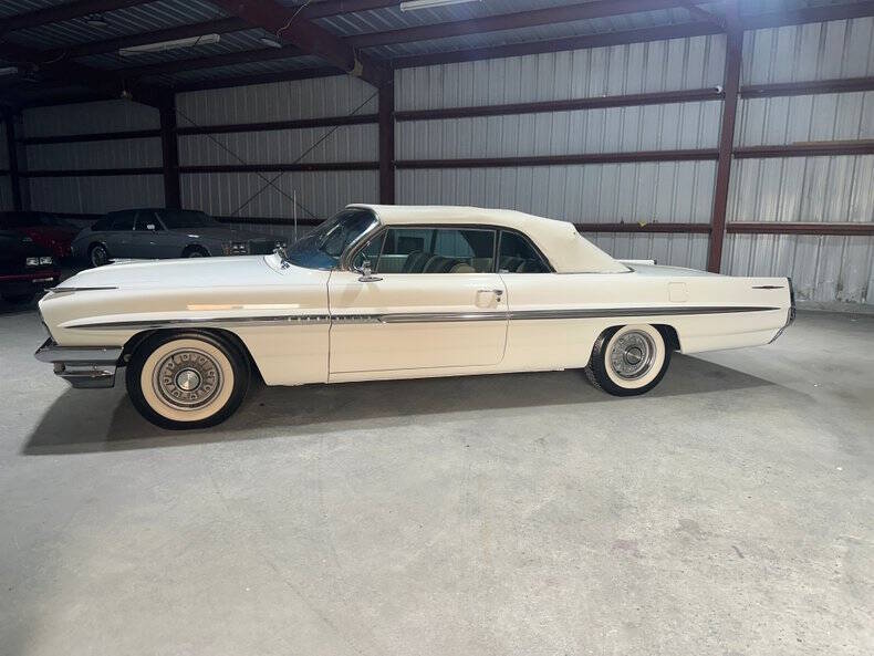 Pontiac-Bonneville-1961-White-Blue-White