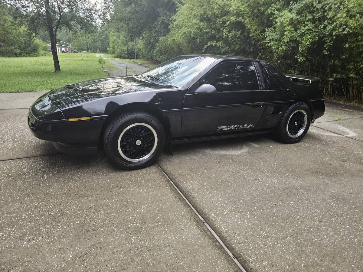 Pontiac-Fiero-formula-1988-Black