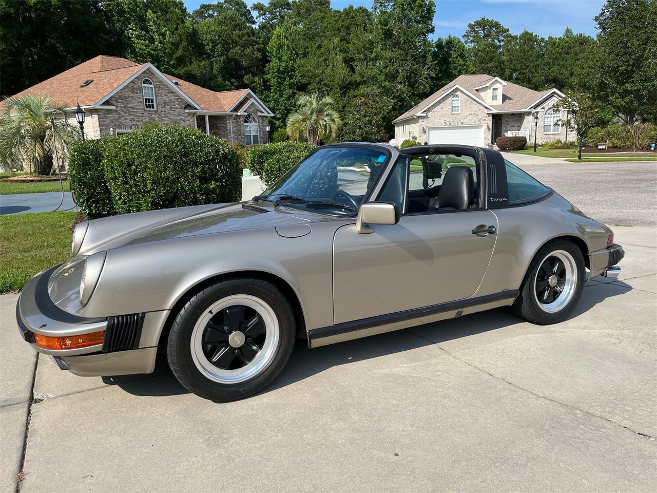 Porsche-911-carrera-1985-Gold-Black
