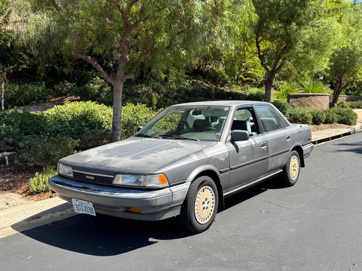 Toyota-Camry-1988-Gray