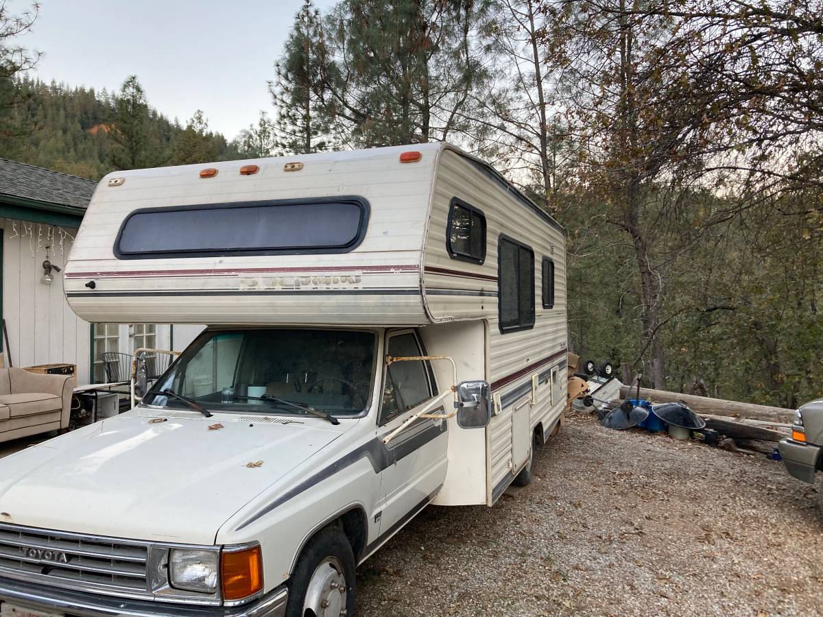 Toyota-Dolphin-camper-1988-White
