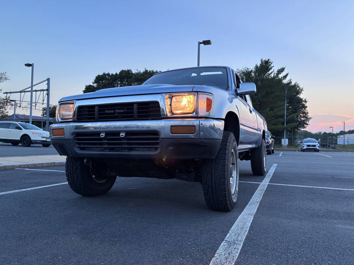 Toyota-Hilux-truck-1991-Silver