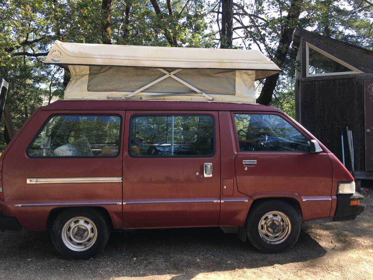 Toyota-Luteace-townace-camper-van-1987-Red