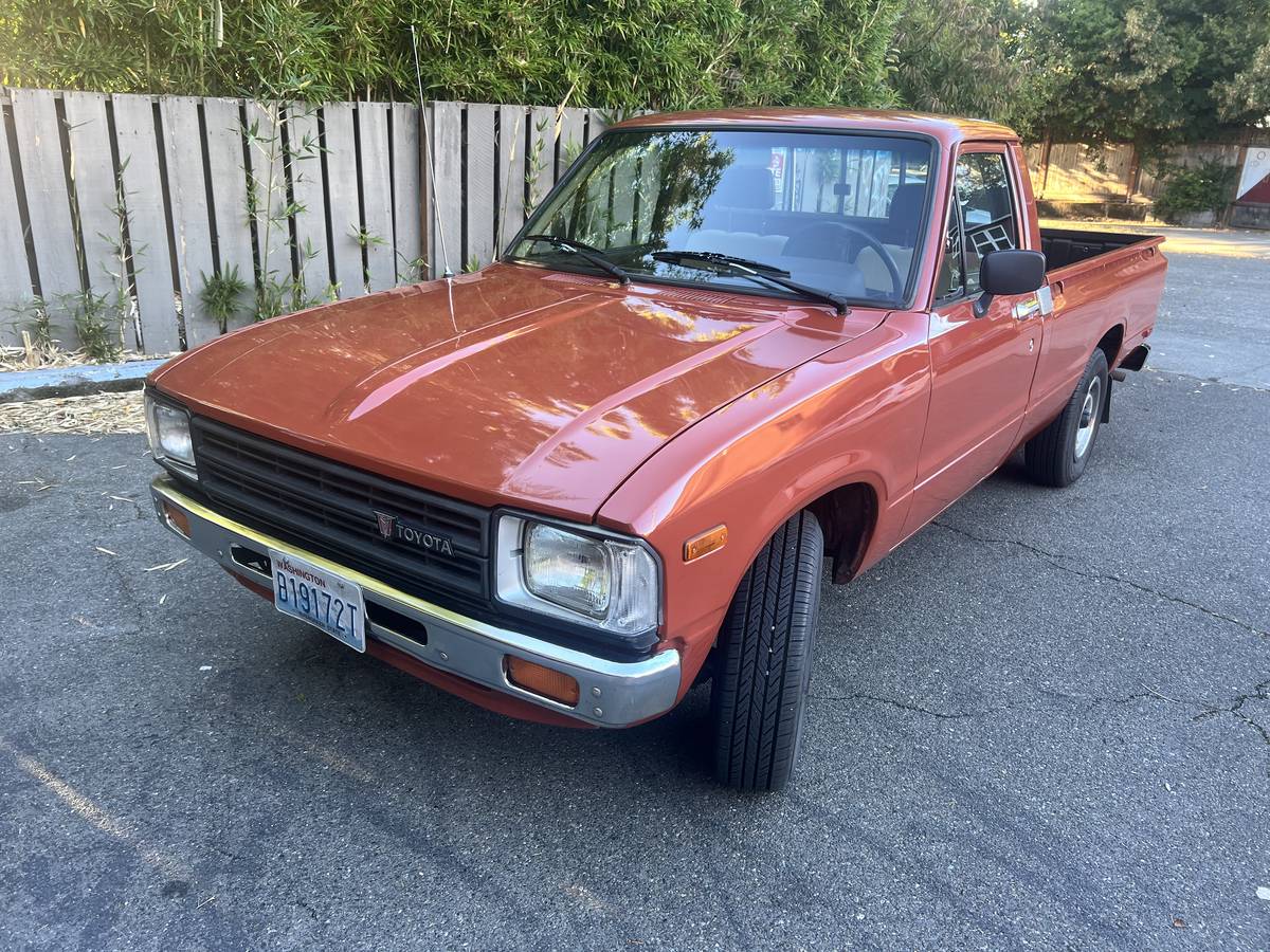 Toyota-Pickup-1983-Red