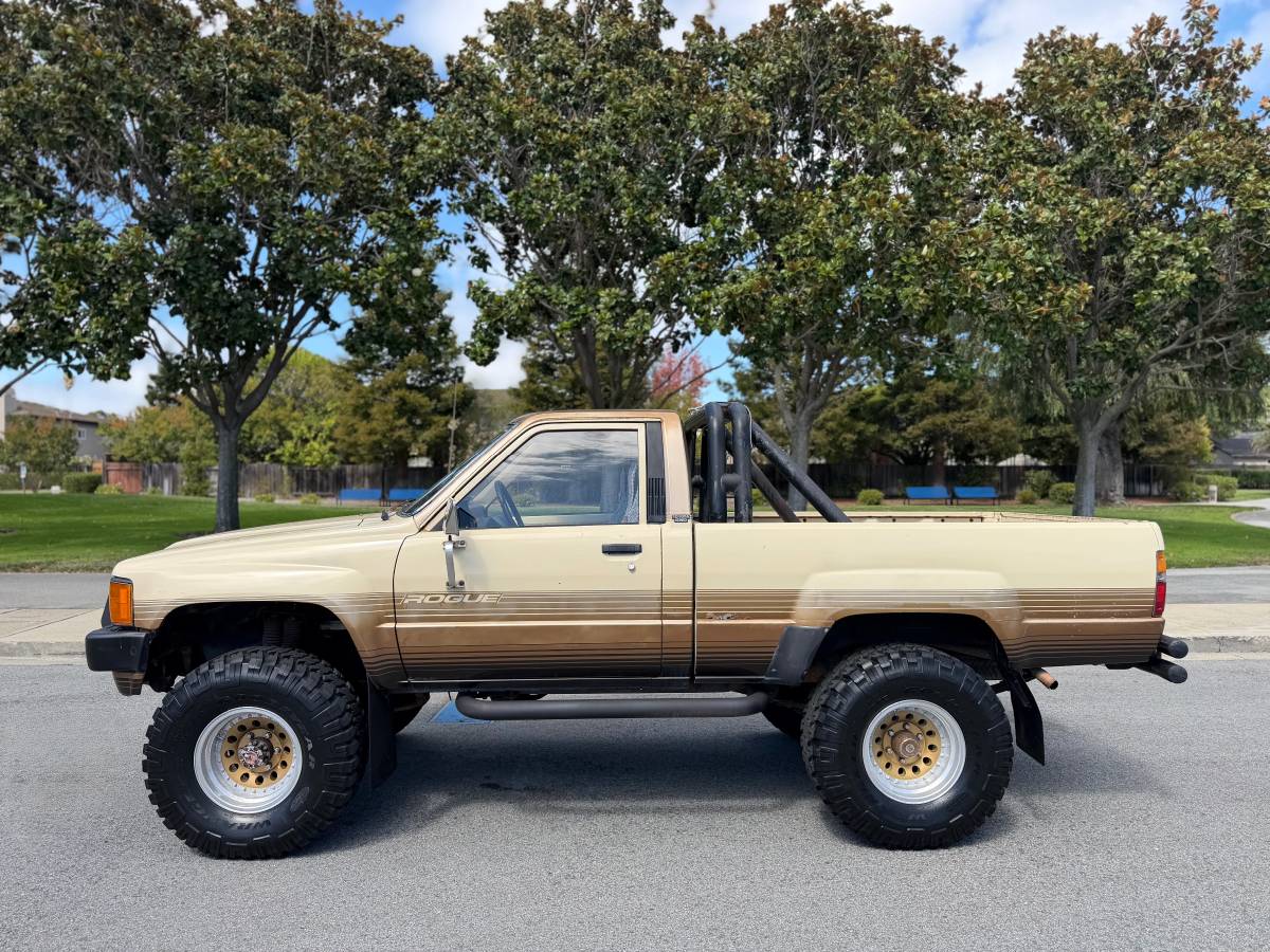 Toyota-Pickup-1985-Brown