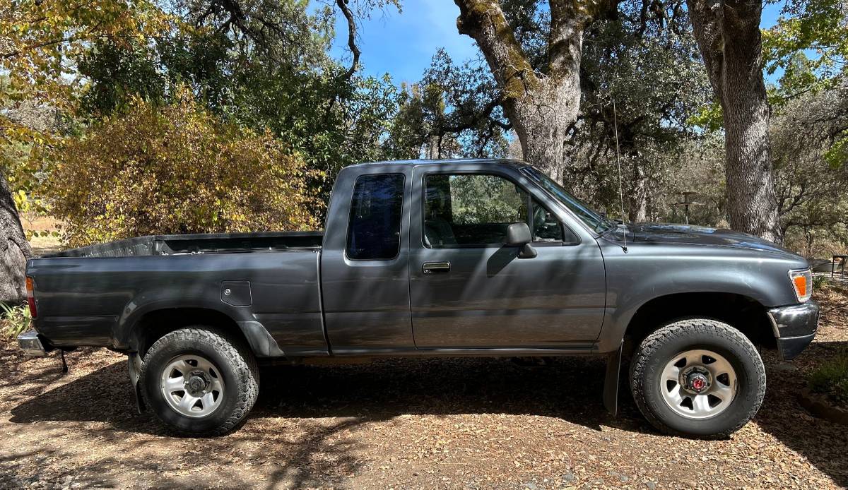 Toyota-Pickup-v6-w4wd-1991-Gray