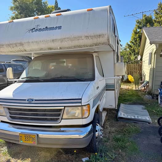 Unknown-Coachmen-leprechaun-ford-e-350-motorhome-1996